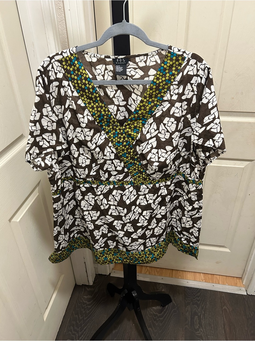 K.Q.T Classic V-Neck Floral Tunic in Brown, White and Green
